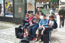 Group of jóvenes playing the drums in Plaza Bib Rambla.