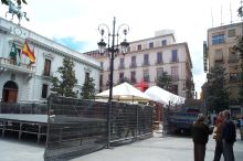Setting up in front of the Ayuntamiento (city hall).
